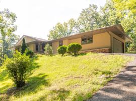 Home on the hill, nestled in the woods., hotel in Farmington