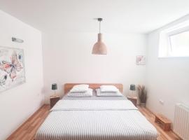 Lovely basement rental, apartamento en Bled