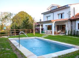 Casa nueva piscina climatizada cerca de Comillas, hotel i Valdaliga 