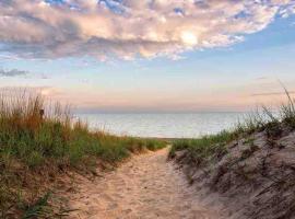 Blue Birdhouse - Indiana Dunes - Pet Friendly
