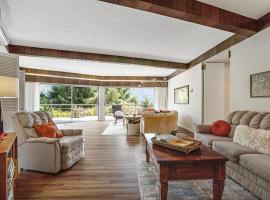 Viewcrest Retro Country Home, hotel with hot tubs in Orick