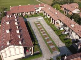 Accogliente appartamento in cascina lombarda, hotel v destinaci Segrate