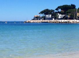 Lovely 4-person apartment 200 m from beaches Cap d'Antibes, hytte i Juan-les-Pins