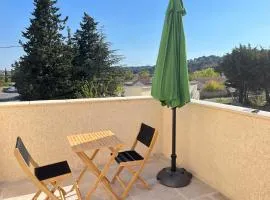 Studio terrasse avec une vue dégagée 3km Avignon