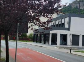 EFM ONE, hotel with parking in Brezoi
