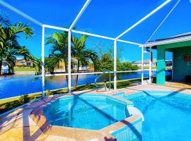 On The Water! Sleeps 12! 2 King Masters, Golf, Fishing, Bbq, Pool, Spa, Pvt Yard, Hotel in Cape Coral