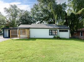 Lovely Landing Pad near Lambert Airport 3 bed bath, cottage in Berkeley