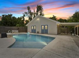 Luxe Pool Casita w Saltwater Pool 25 Min to PCB, holiday rental in Panama City