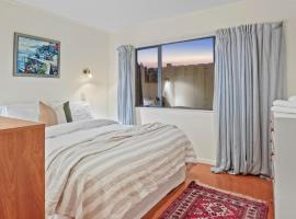 Taupo Beachfront Escape 12min to Town - Free Wifi, hotel in Waitahanui