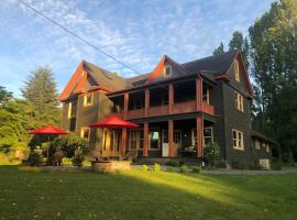 Historical Home, near wineries, weddings & shops, hotel di Snohomish