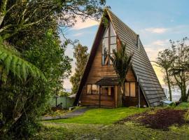 Nature's Nook with Spa, Deck and Views: Piha şehrinde bir otel