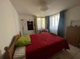 Chambre atypique, homestay in Saint-Blaise