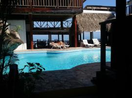 La Delphina Bed and Breakfast Bar and Grill, beach hotel in La Ceiba