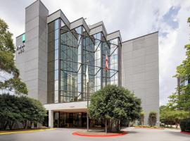 Embassy Suites by Hilton Atlanta Perimeter Center, hotel a MARTA-Sandy Springs gyorsvasút-állomás környékén Atlantában