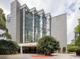 Embassy Suites by Hilton Atlanta Perimeter Center、アトランタのヒルトンホテル