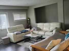 Nice private 2 bedrooms appartment, hotell i Oshawa