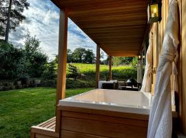 Peak District Romantic Retreat Outdoor Japanese Whirlpool bath, hotel in Stanton in Peak