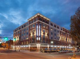 Hampton Inn Portland Downtown Waterfront, хотел в Портланд