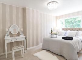 Gorgeous 3 bed House In Bletchley Milton Keynes, hotel near Bletchley Train Station, Bletchley
