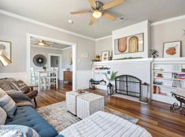 Quaint Cottage downtown Waco close to Magnolia, Baylor uni., Cameron Park Zoo..., apartment in Waco