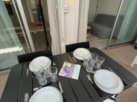 Apartment cosy with terrace 200m from the sandy beaches wifi, semesterhus i Juan-les-Pins