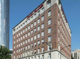 Hampton Inn & Suites Atlanta-Downtown, отель в Атланте, рядом находится Музей истории «Кока-колы» NEW World of Coca-Cola