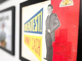 New Johnny Cash Luxe Suite On Main Dwntwn Custer, apartman u gradu 'Custer'