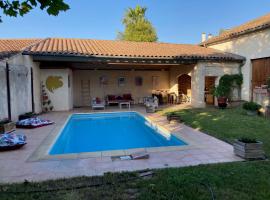 Entre vigne et Camargue, hotel na may jacuzzi sa Générac