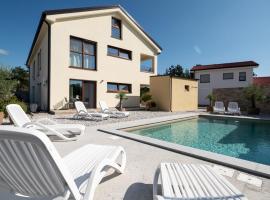 Apartments Kras 24 with Pool, икономичен хотел в Сежана
