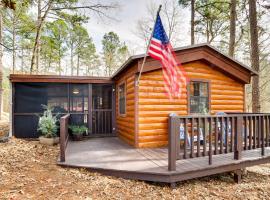 Broken Bow Abode with Hot Tub Less Than 7 Mi to Lake! โรงแรมในโบรคเคนโบว์