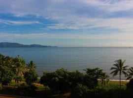 Beautiful beachfront on The Strand at Aquarius, hôtel à North Ward