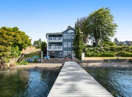 Paddle Boards Private Dock Sleeps 9, hotel with parking in Lake Stevens