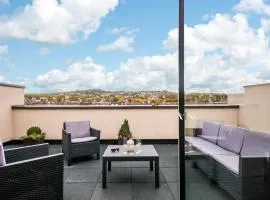 Solar Sanctuary- Skyline Balcony, City Centre, Three Floors, King Beds, Netflix and more!