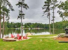 Waterfront Lakehouse with Private Dock and Fire Pit!, villa in Chapin