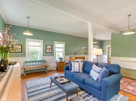 Pet-Friendly Maine Cottage By Northern Bay, hotel v destinaci Penobscot