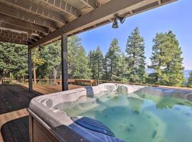 Gorgeous Bear Mountain with Hot Tub & WFH Friendly, hotel cu parcare din Evergreen