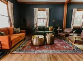 The Residence-beautiful home in the heart of downtown, hotel in Nevada City