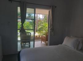 Nice Home Stay at Samroiyod, hotel v destinaci Baanphakrimlay 