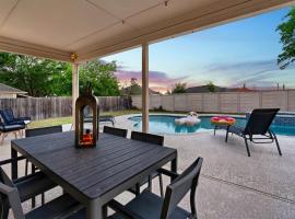 The Mad Hatter - Heated Pool Gameroom & More, vakantiehuis in Pflugerville