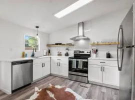 Starlight Horizon Cabin M - Pet-Friendly Texas Hill Country Cabin Near Canyon Lake - Pool, Stargazing & Group Getaways - Sleeps 8