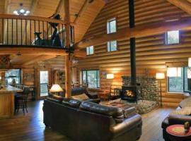 Eagles Nest - Natural Log Cabin with Guest House, hotell med parkering i Idyllwild