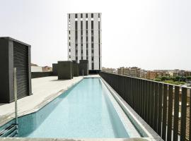 Sunsets and the pool in Barcelona, hotel em Cornellà de Llobregat
