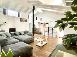 Luxury industrial apt vicino al centro con garage, lúxushótel í Brescia