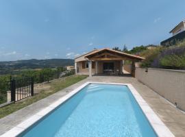 Rosa Gallica - Maison climatisée avec piscine, hotel v destinaci Villeneuve-de-Berg