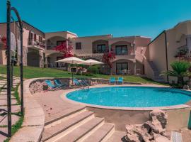 ISA-Residence with swimming-pool in Badesi, apartments with air conditioning and private outdoor space、バデージのホテル