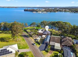 Lake Vista- Supreme Waterfront, holiday home in Morisset East