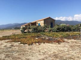 Bergerie entièrement rénovée posée sur la plage., hotell i Casaglione