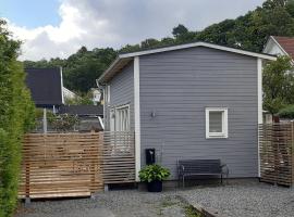 Tiny grey house with loft, 15 min from city center, hotel di Gothenburg