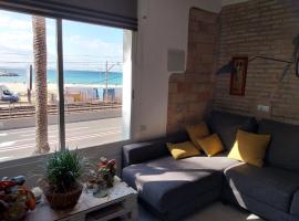 Apartamento con Terraza en primera línea mar, ξενοδοχείο σε Premia de Mar