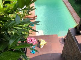 Mandatory Stop House with Private Pool, hotel in Llanera